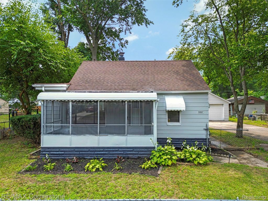 36007 Schley Avenue, Westland city