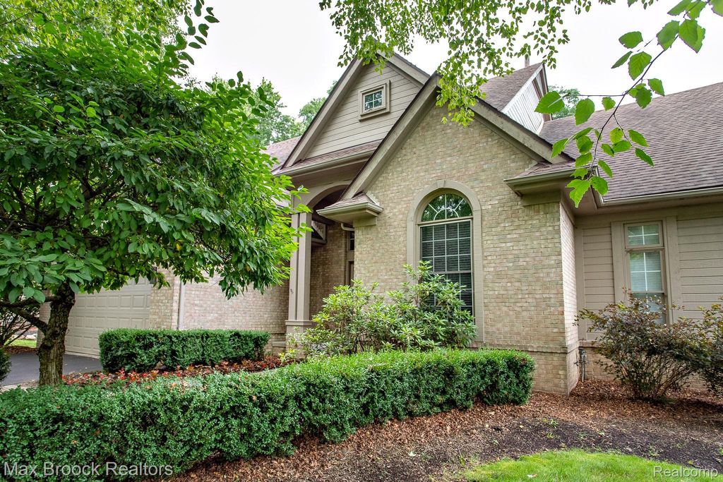 4741 Woodbine Circle, West Bloomfield