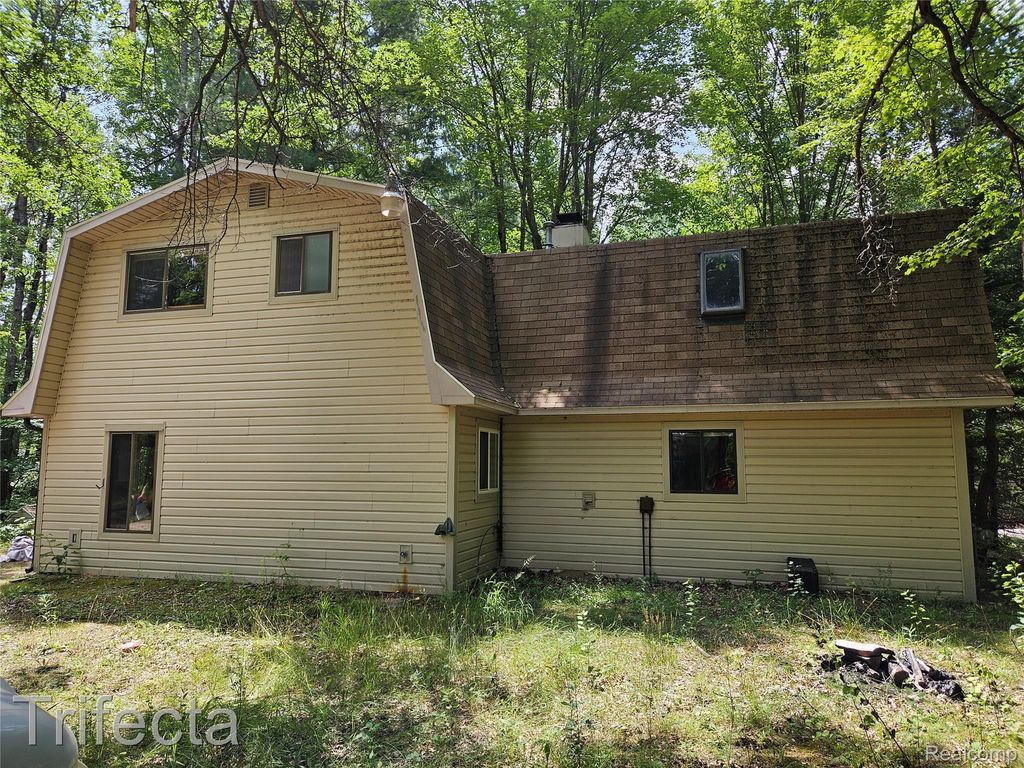 1495 River Valley Drive, Mills township