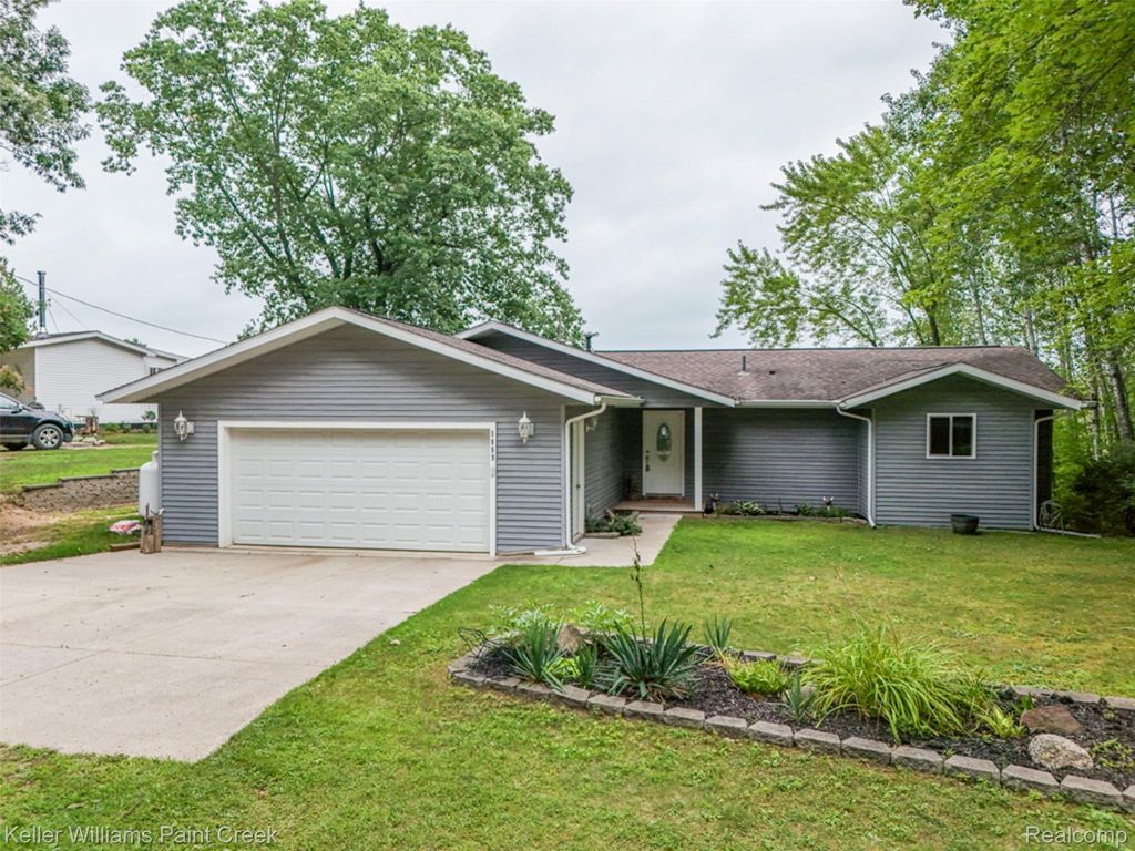 5889 Raymond Drive, Edwards township