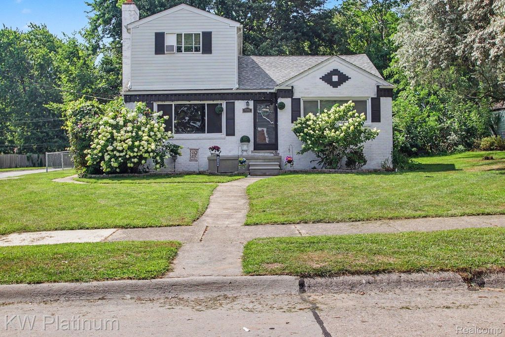 8586 Superior, Center Line city