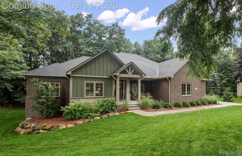 1220 Lacrosse Trail, Oxford charter township