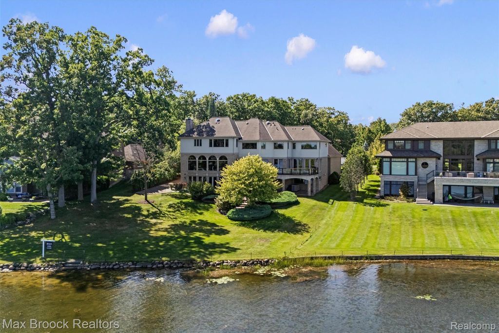 1832 Long Lake Shore Drive, Bloomfield charter township