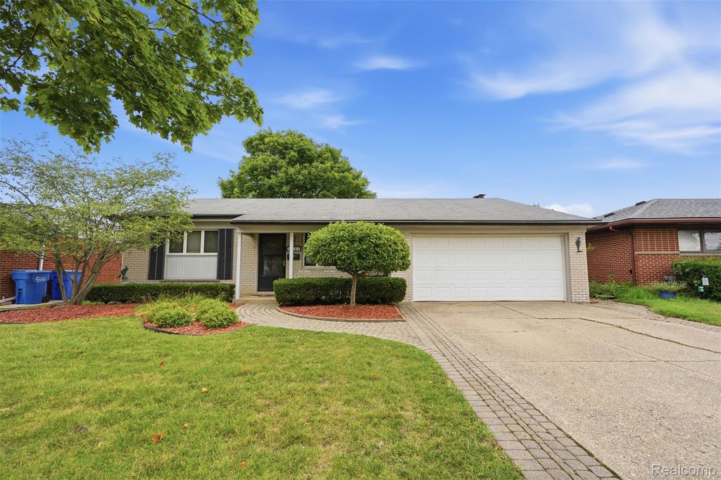 4427 Burssens Drive, Warren city