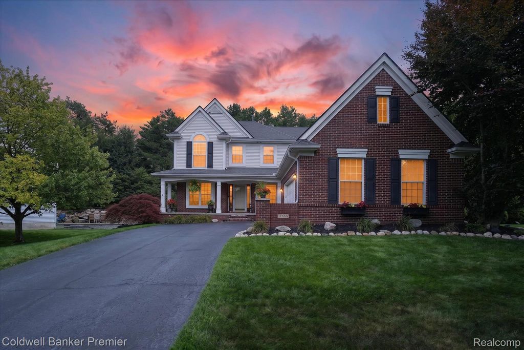 205 Franklin Lake Circle, Oxford charter township