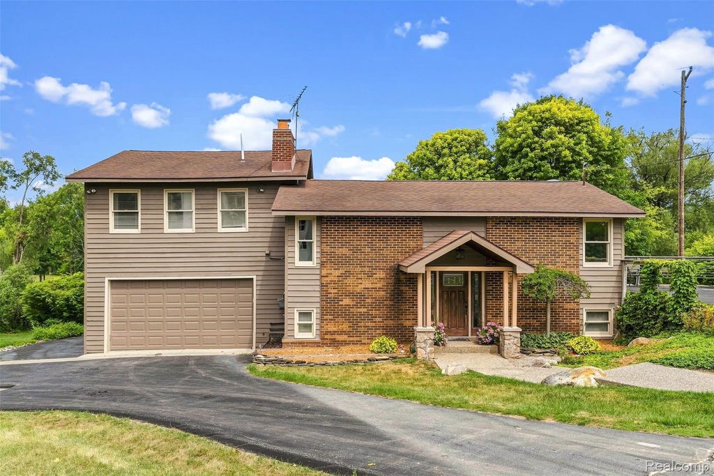 5880 Sawmill Lake Road, Brandon charter township