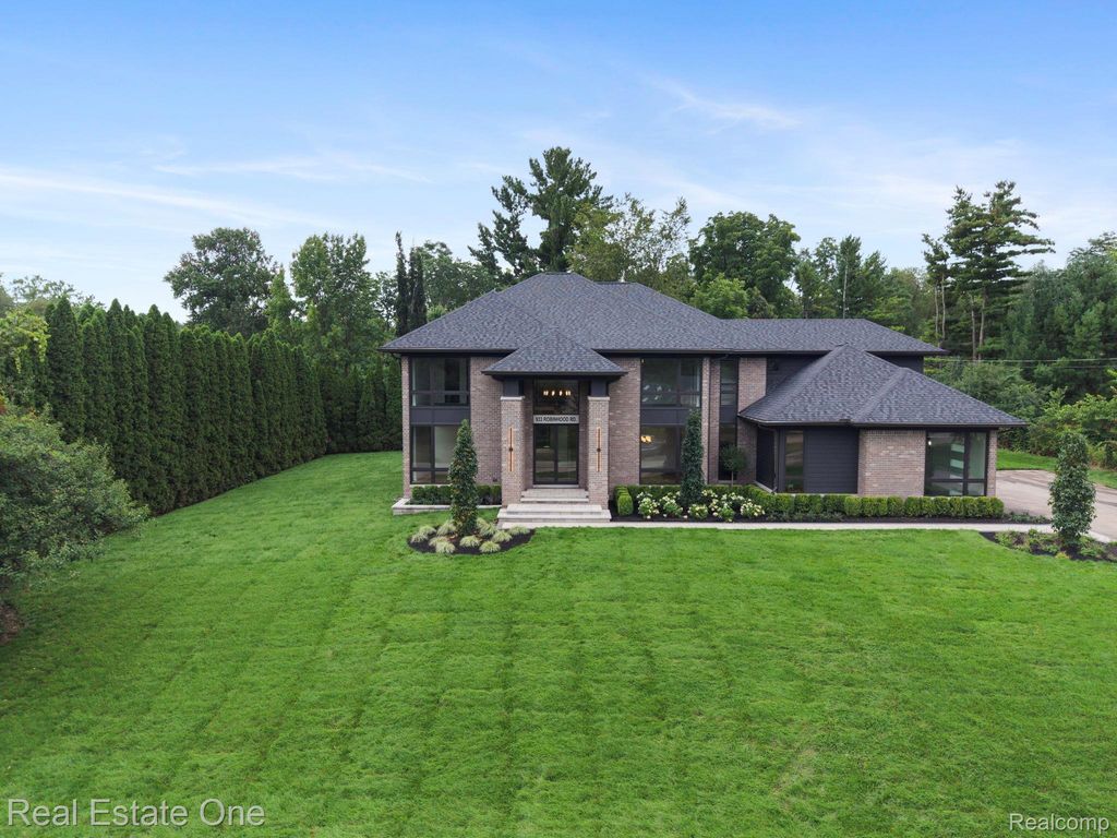 933 Robinhood Road, Bloomfield charter township