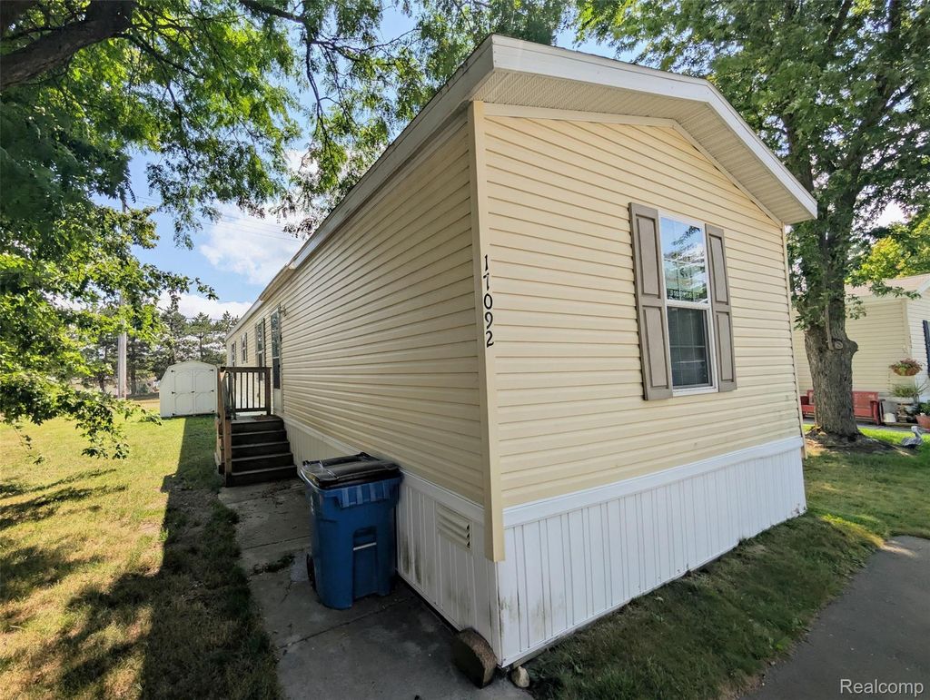 17092 Canterbury Circle, Groveland township