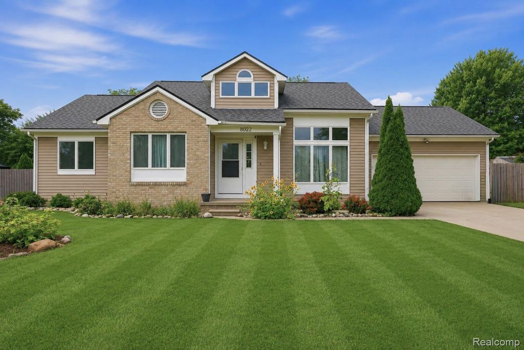 8022 Rose Lane, Atlas township