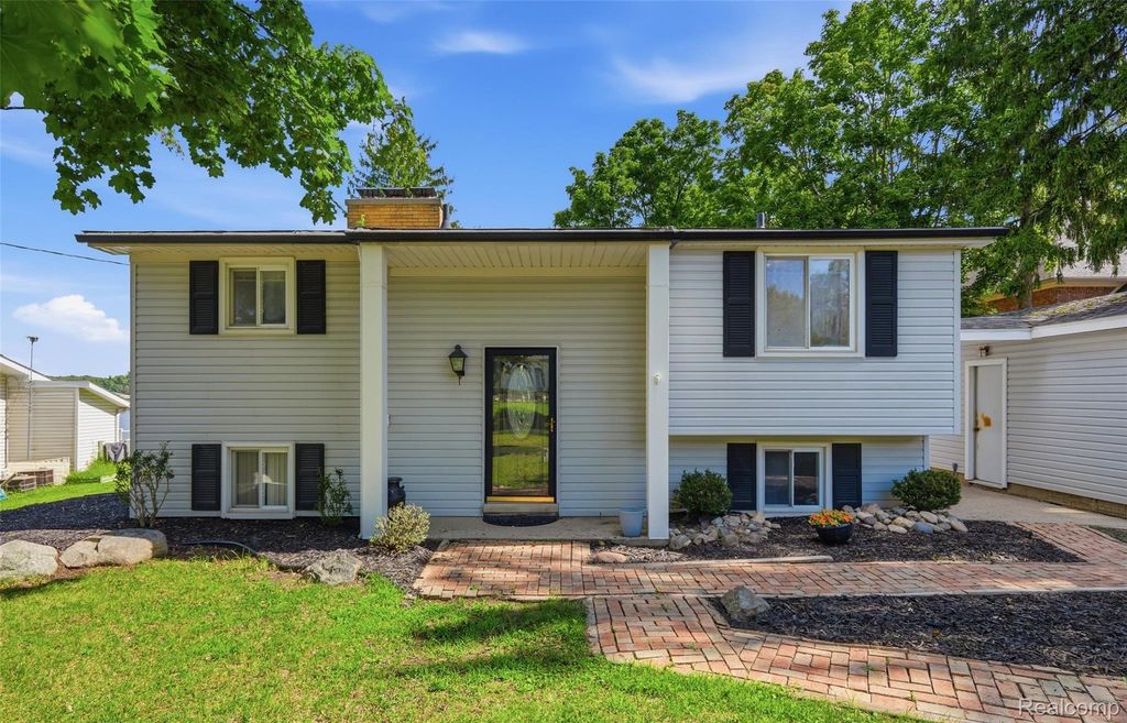 7416 Ledgewood Drive, Tyrone township