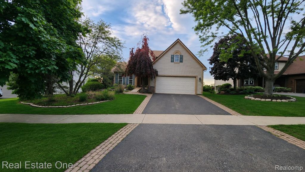 510 Boulder Lake Drive, Oxford charter township