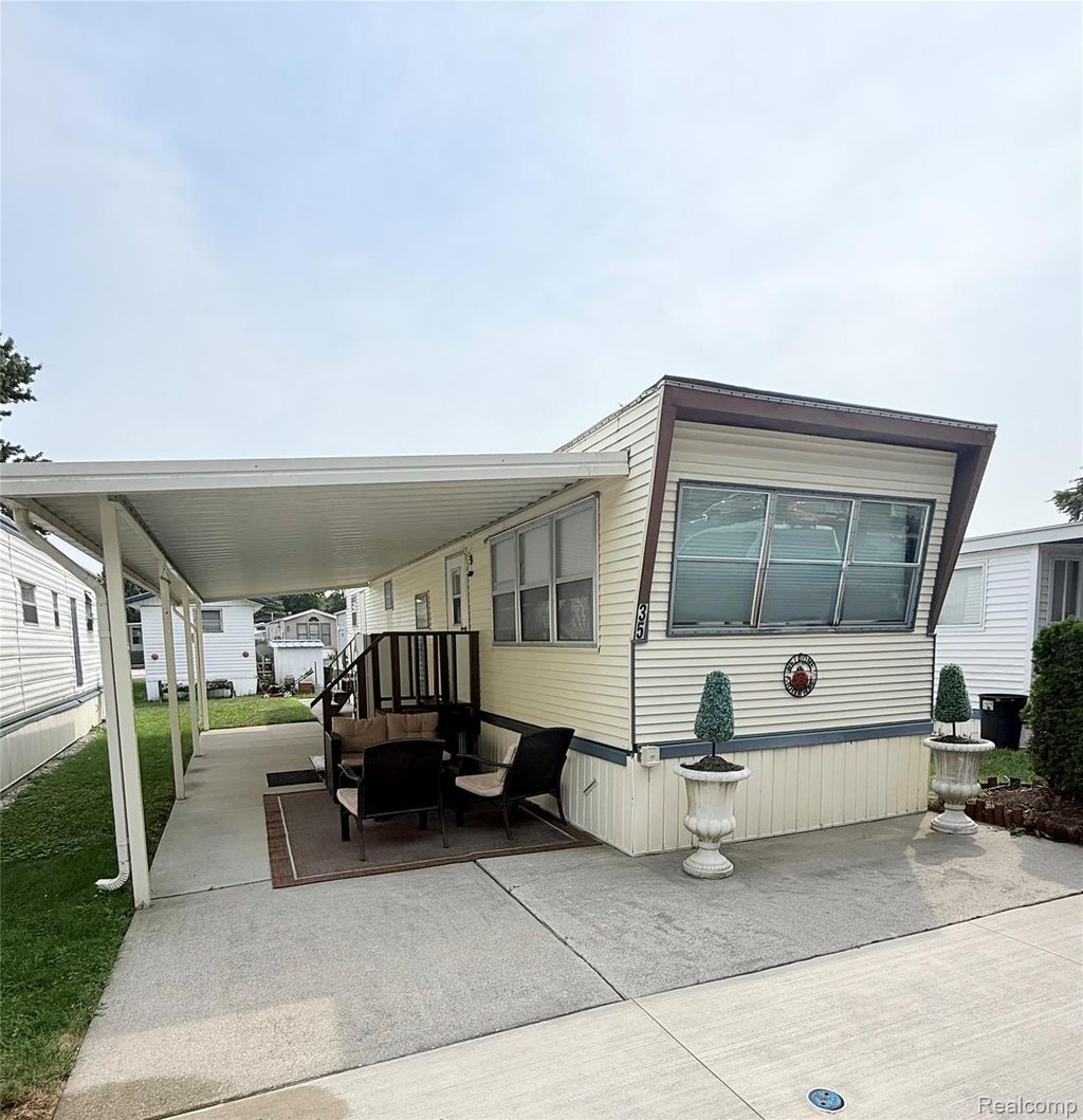 5203 Main Street, Lexington
