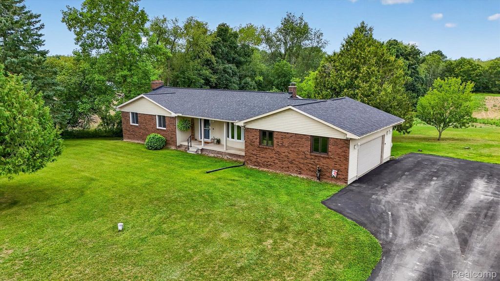6895 Stow Road, Conway township