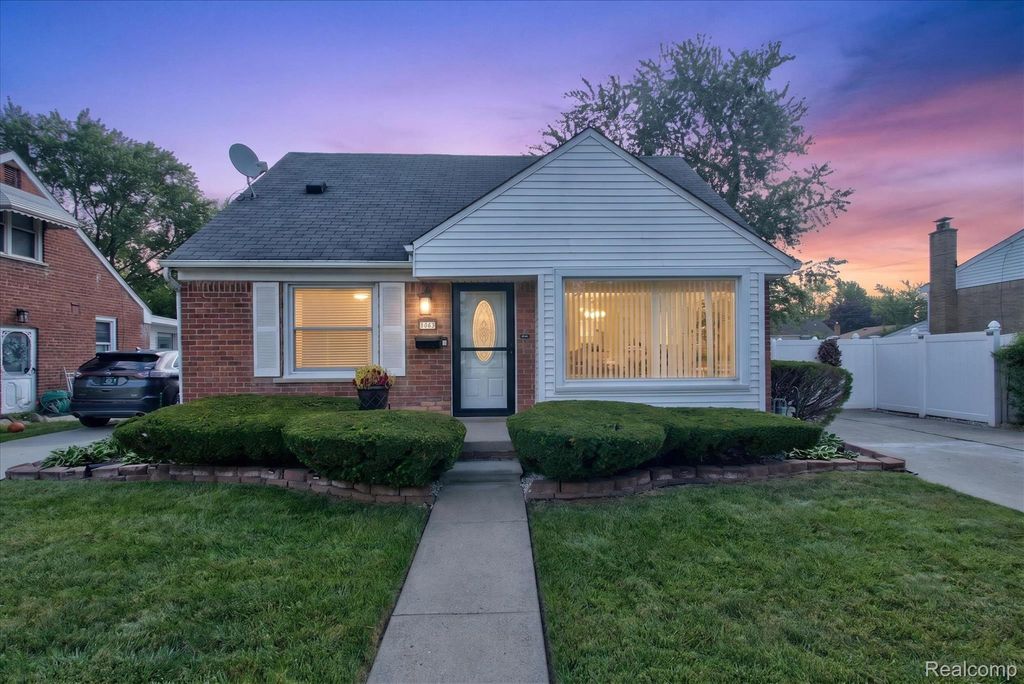 8063 Pelham Road, Allen Park city