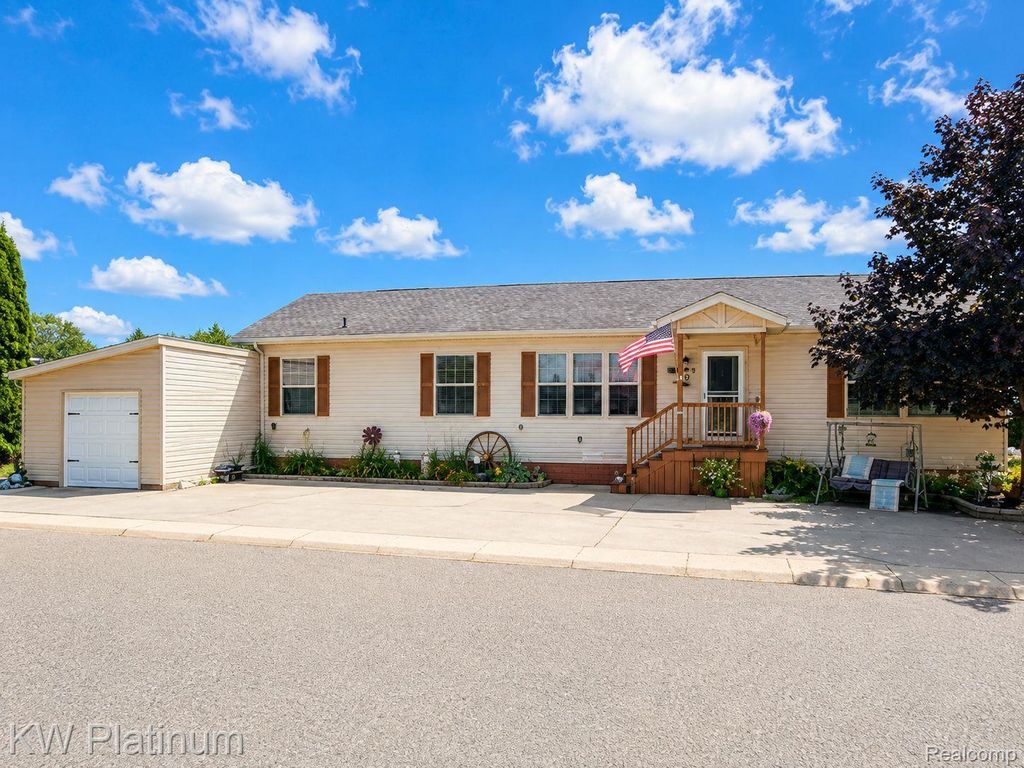 6196 Green Lake Court, Kimball township