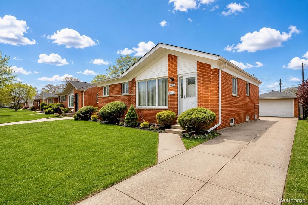 23223 Panama Avenue, Warren city