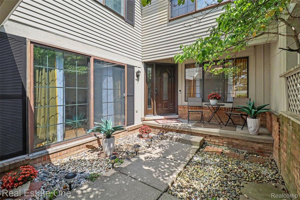 7315 W Bridge Way Road, West Bloomfield charter township