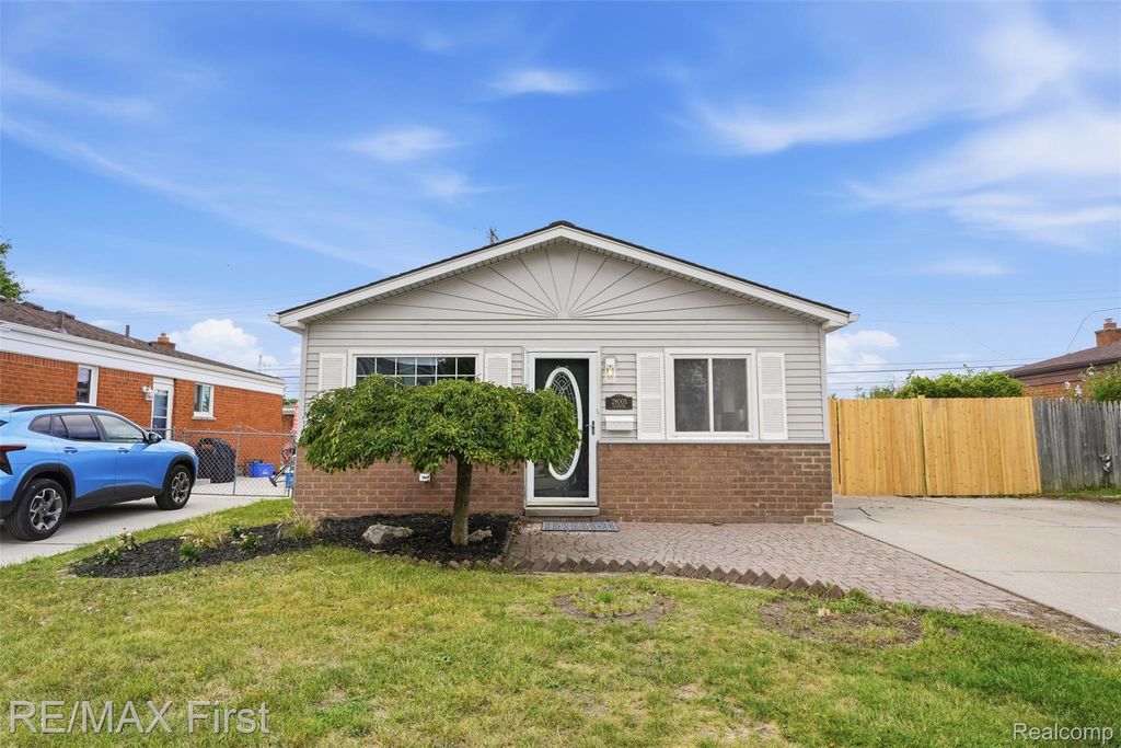 28005 Gladstone Street, St. Clair Shores city