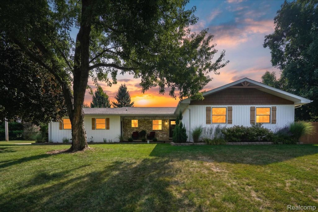 12265 Sharp Road, Fenton charter township
