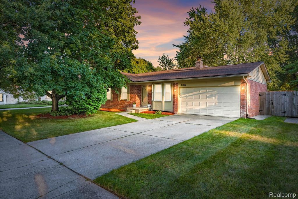 34616 Shorewood Street, Chesterfield township