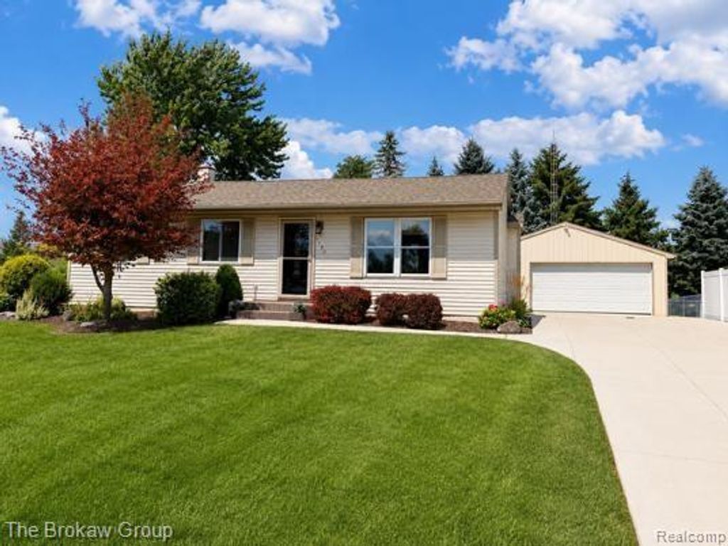 1792 Northridge Lane, Mayfield township