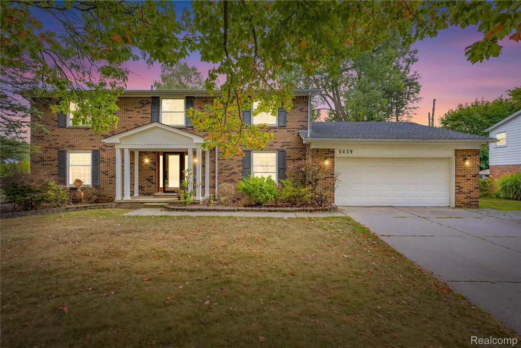 5439 Deerfield Village Drive, West Bloomfield