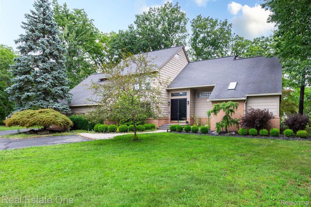3738 Cherrywood Court, Rochester Hills