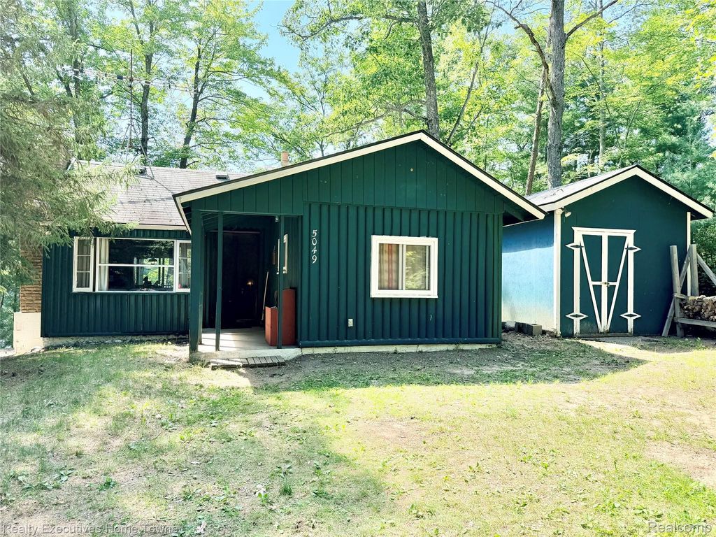 5049 Stark Drive, Clinton township