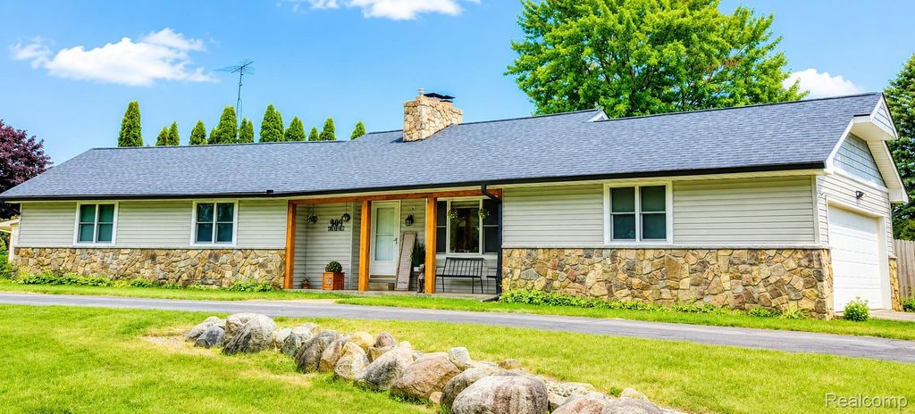 9004 Del Rio Drive, Mundy township