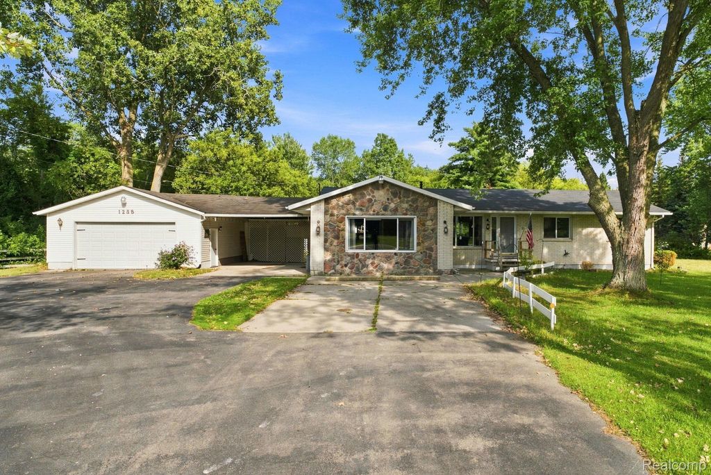 1288 40th Street, Port Huron charter township