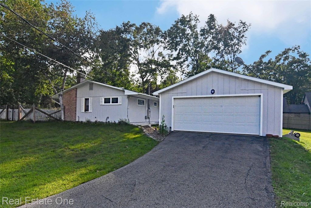 4255 N Ash Road, Alcona township