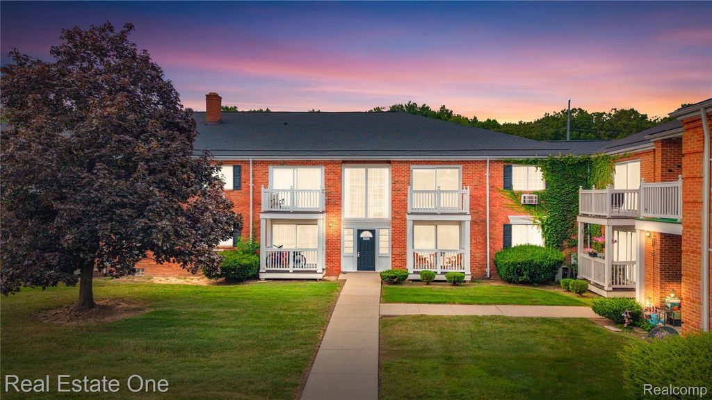 2405 Torquay Avenue 207, Royal Oak