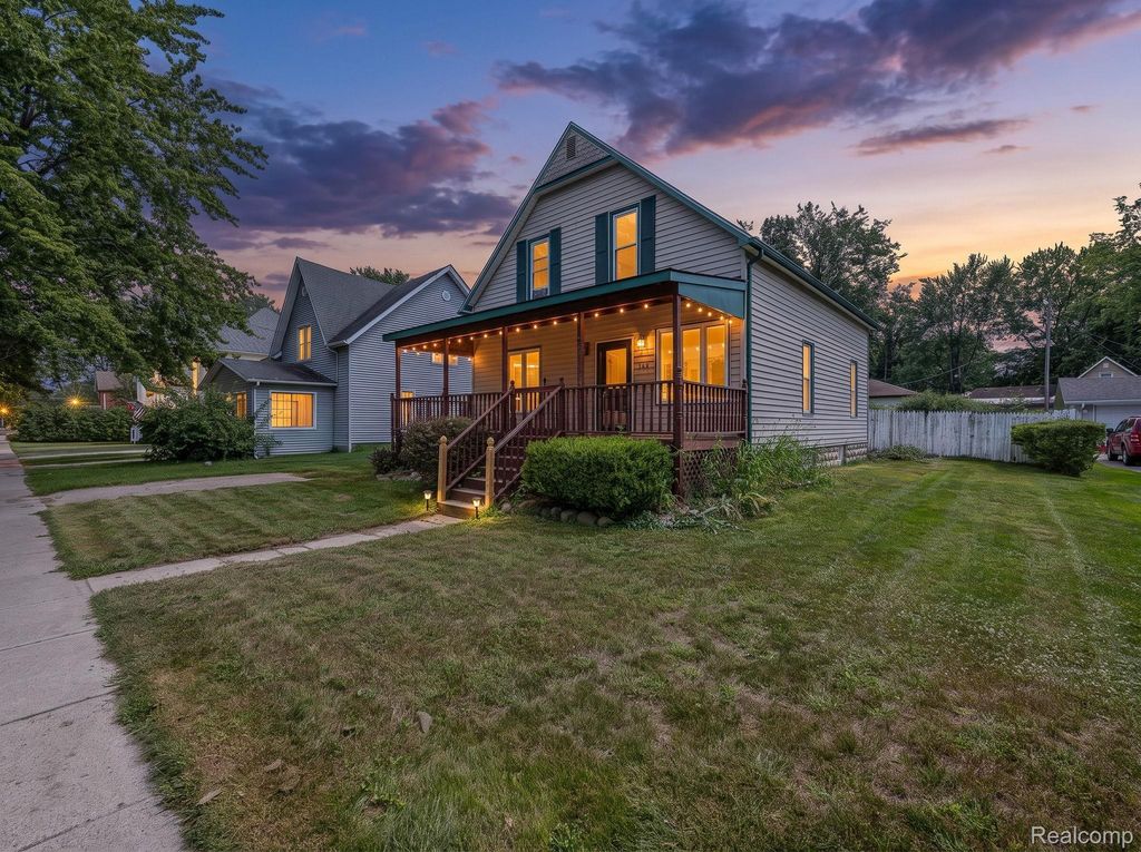 349 Monroe Street, Carleton village