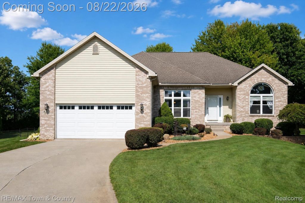 8263 Woodcreek Court, Mundy township