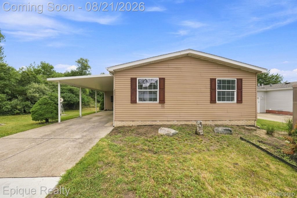 297 Dennis K Court, White Lake charter township