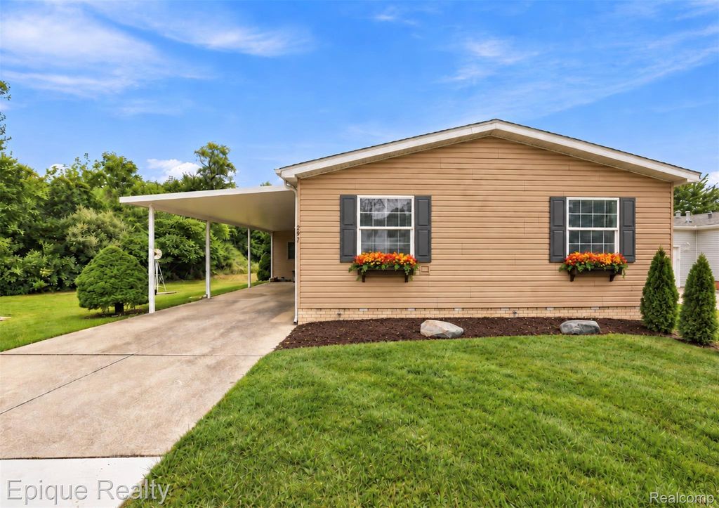 297 Dennis K Court, White Lake