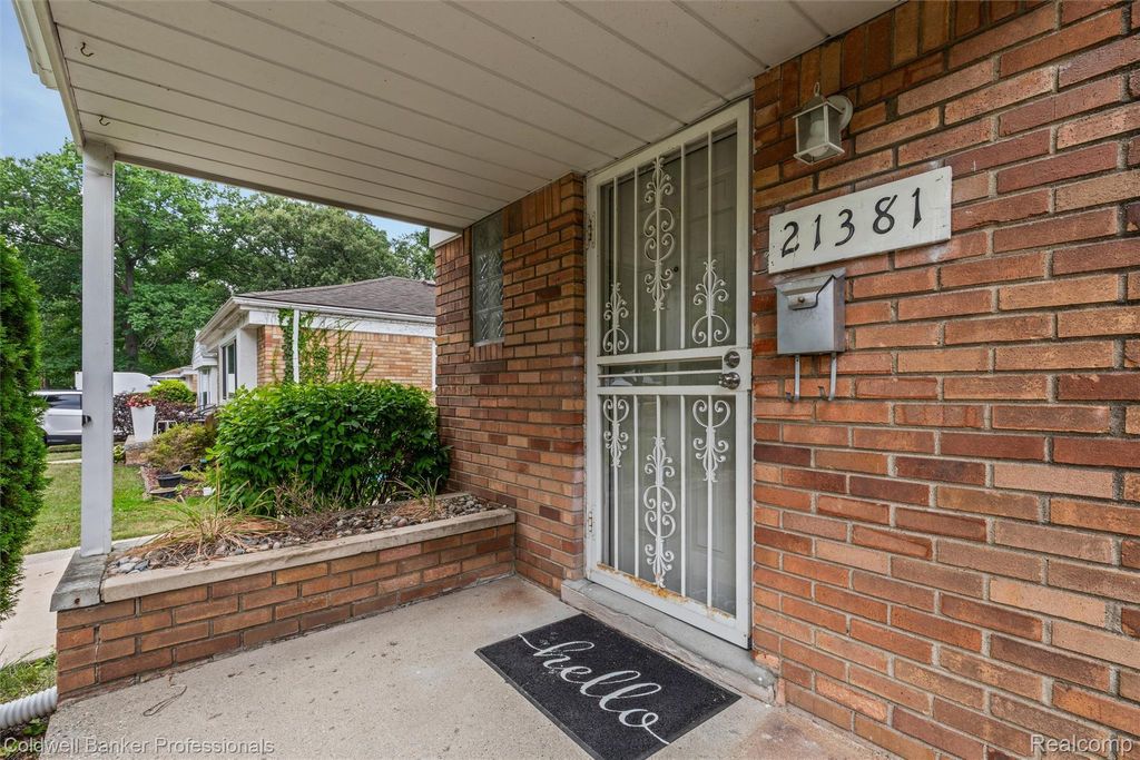 21381 Kipling Street, Oak Park city