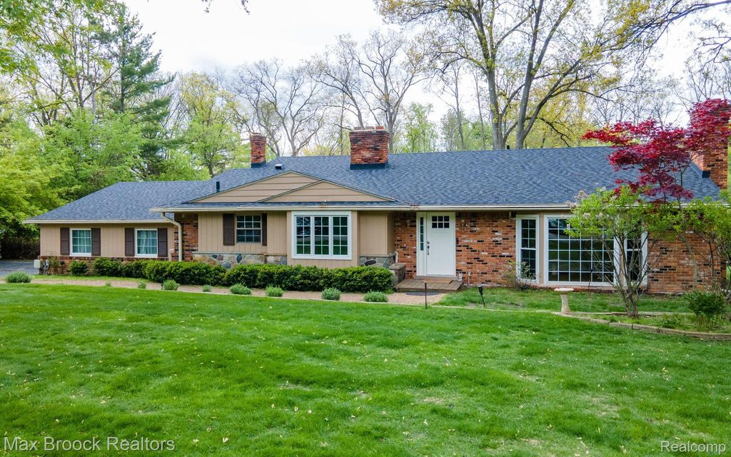 25461 Tweed Drive, Franklin village