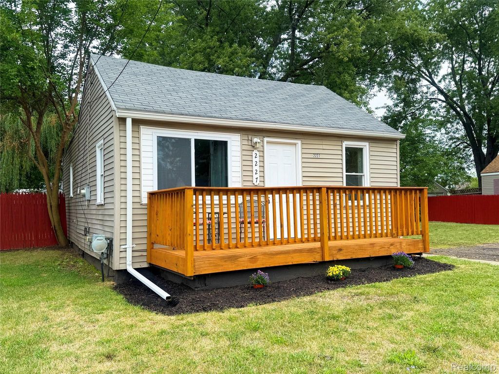 2227 E Boatfield Avenue, Burton city