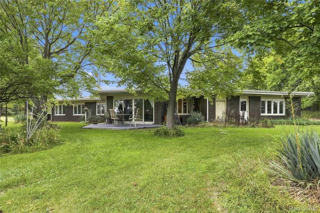 7386 Dean Road, Deerfield township