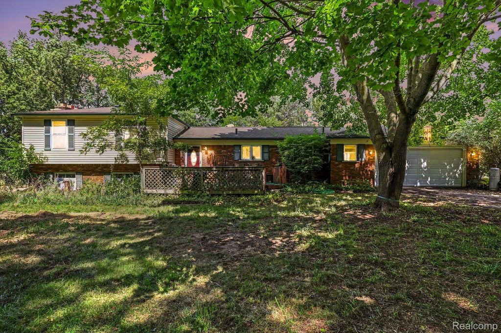 6323 Hough Road, Almont township