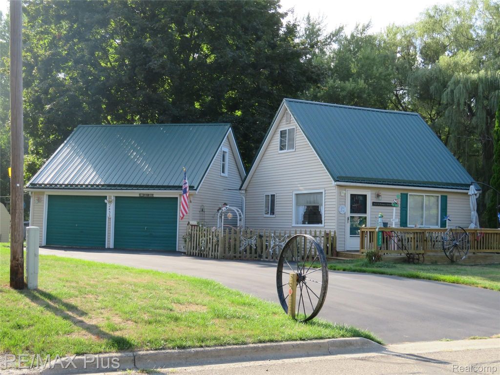 2433 Stockbridge Avenue, Burton city