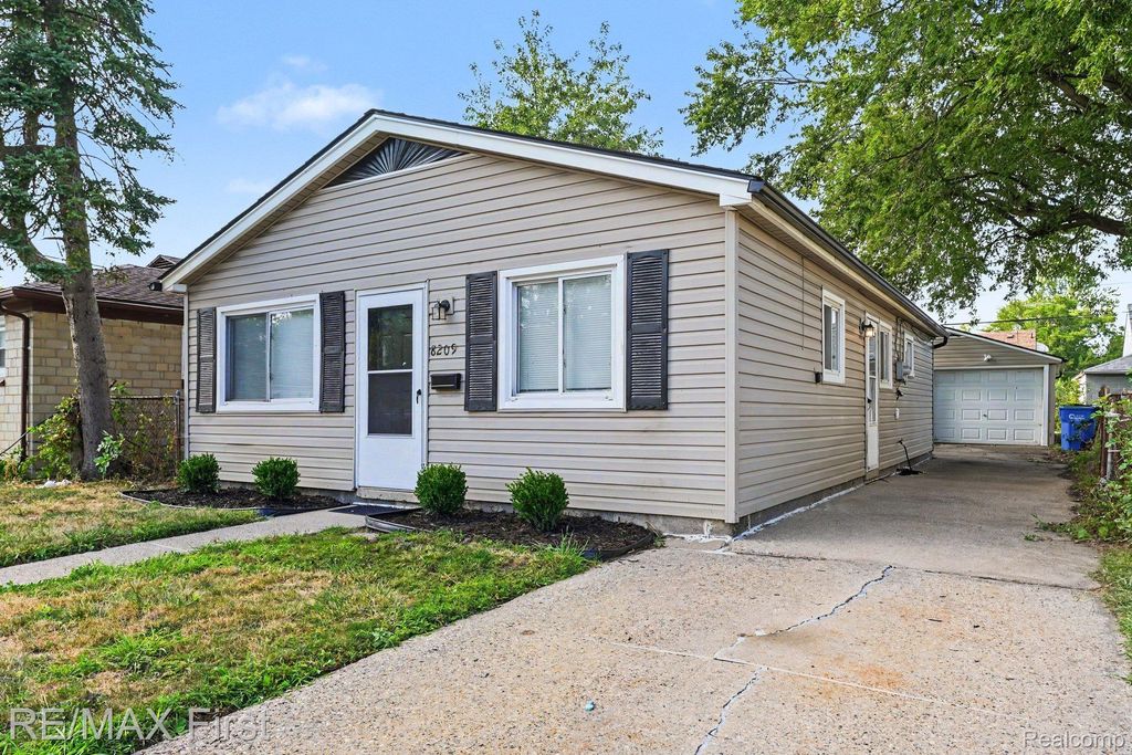 8209 Toepfer Road, Warren city