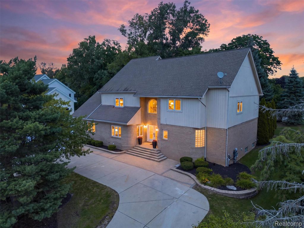 5593 Warrenshire Drive, West Bloomfield