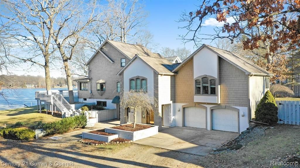 8862 Bellemere Court, Napoleon township
