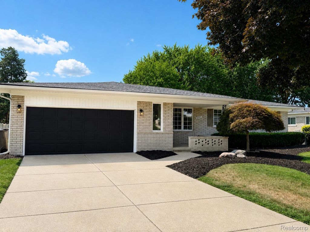 39501 Cobridge Drive, Clinton charter township
