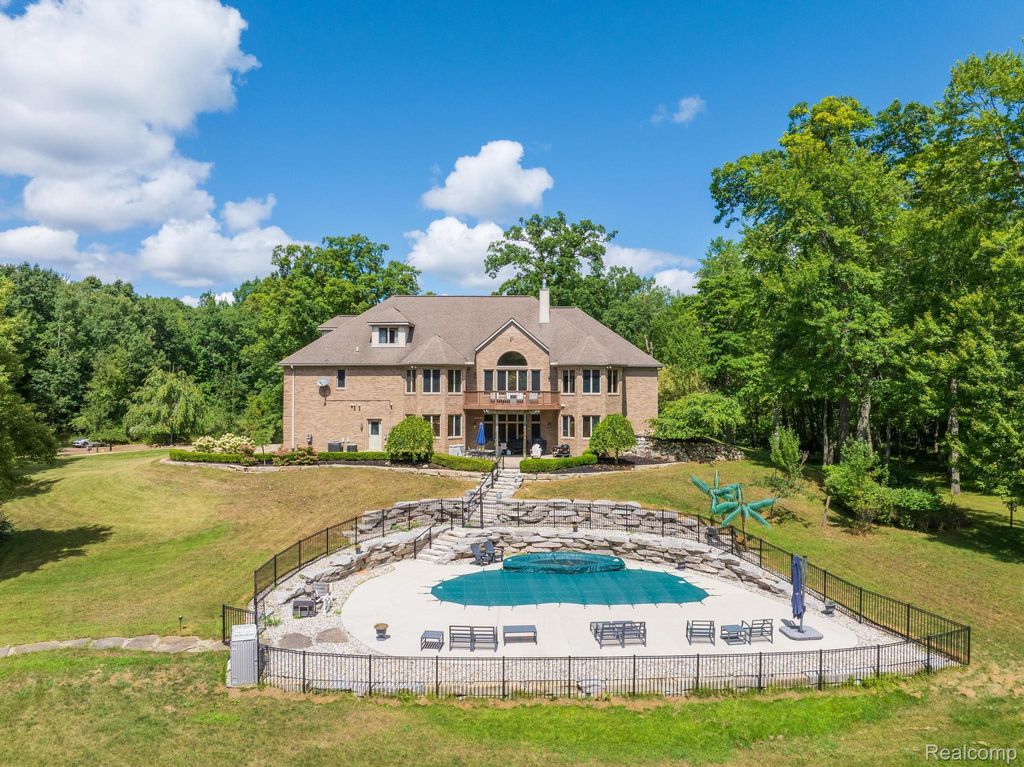 2550 Birch Grove Court, Addison township