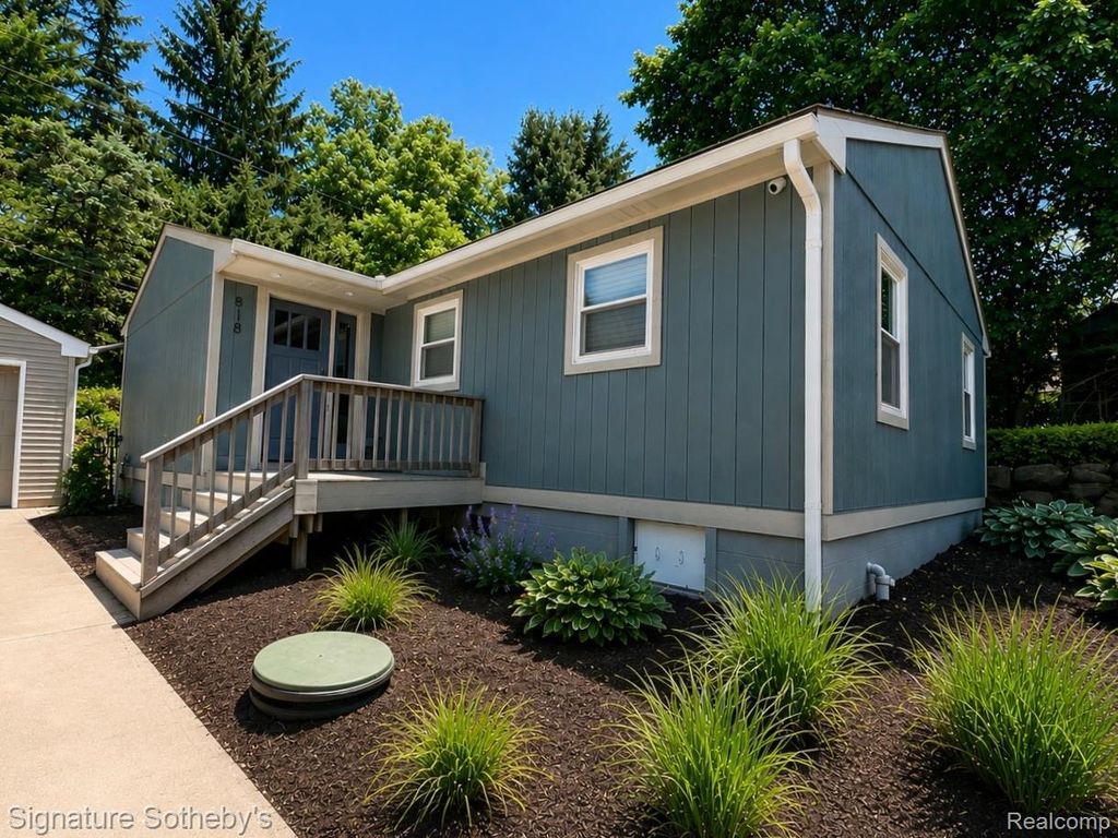818 N Main Street, Milford village