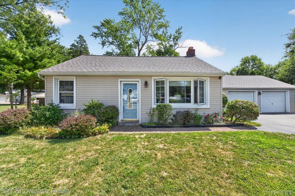 923 Sarena Avenue, Waterford charter township
