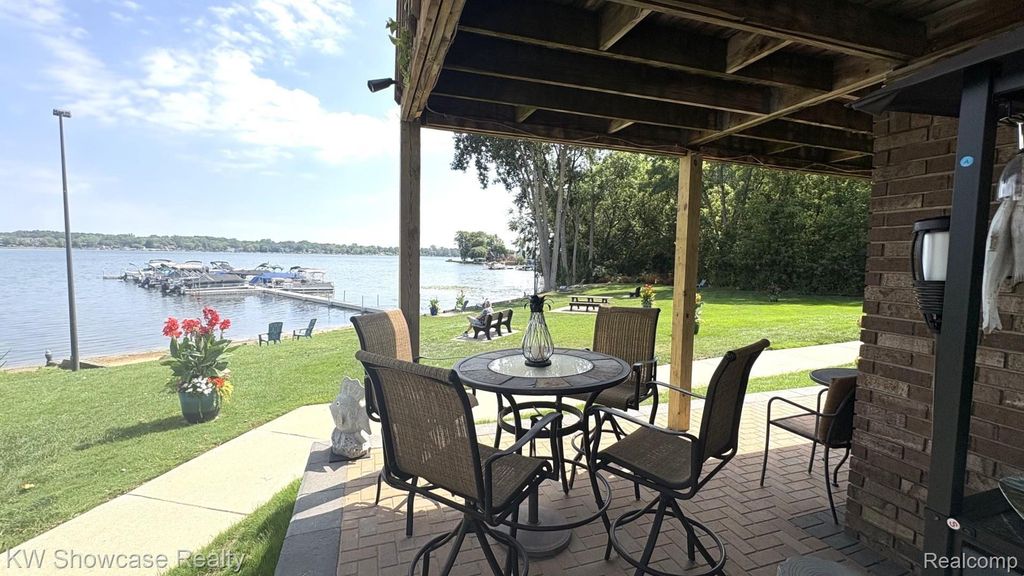 895 S Pontiac Trail Trail C101, Walled Lake city